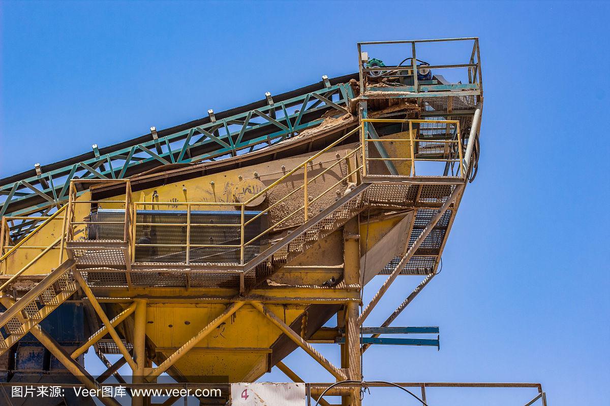 工厂生锈的重型机械工业设备对象建设在蓝天的背景下